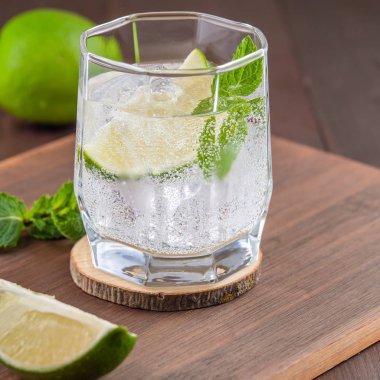 Mojito kokteyli vaklama. Nane, kireç, cam ve Shaker.