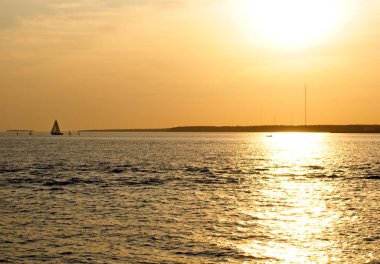 Nehrin üzerinde güzel, parlak gün batımı