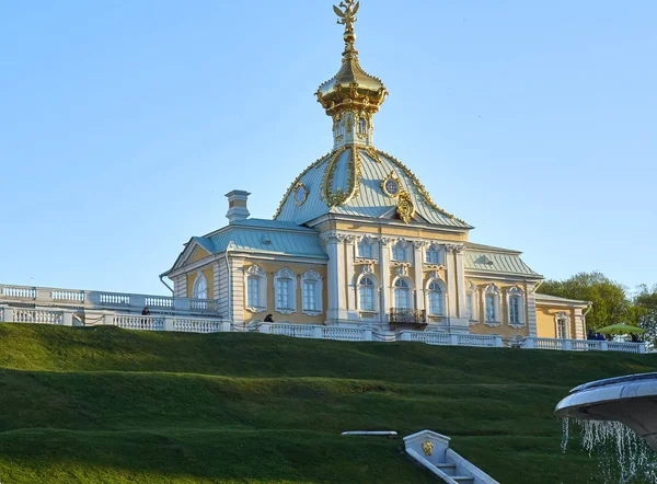 Kirche mit goldenen Kuppeln im Sommerpalais Peterhof — Stockfoto