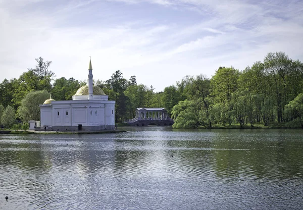 Zarskoje Selo, Russisch - 21. Mai 2019: Blick auf das Türkische Bad im Katharinenpark — Stockfoto