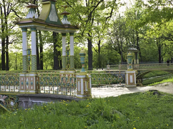 San Pietroburgo, Russia - 22 maggio 2019: Ponti in stile cinese nel parco estivo . — Foto Stock