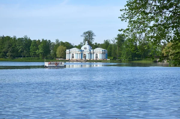 TSARSKOE SELO, RUSSIA - 2019 년 5 월 : View over a garden pavilion Grotto and the humpback bridge in Catherine Park — 스톡 사진