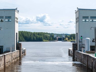 Nehrin kuzeybatısındaki bir kapıdan yüzerek. Kilidin iç görünümü ve kapalı flaplar