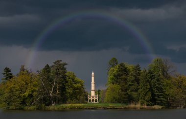 Bahar fırtına ve Hardmudt Lednice (Çek Cumhuriyeti) parkta Minare gökkuşağının. Lednice Palace Köyü Güney Moravian region, Breclav ilçe parkında. UNESCO Dünya Miras Listesi