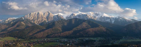 Dağlar ve bulutlu gökyüzü güzel bahar manzara. Polonya Gubalowka.Tatra dağların tepesinden Zakopane adlı görüntüleyin. Kasprowy wierch. Giewont. Zakopane birçok ilginç ayrıntılarla.