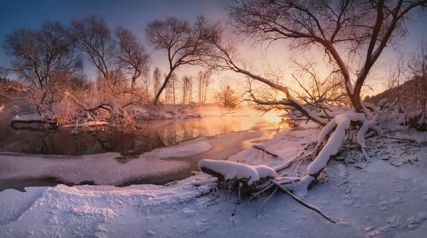Abendliche Winterlandschaft Mit Fluss Und Bäumen Schöner Ruhiger Abend Auf — Stockfoto