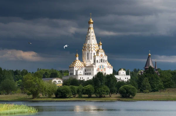 Minsk, Beyaz Rusya. Azizler Minsk - Belarus en büyük Ortodoks kilise katedral. Ünlü dönüm noktası. Arka planı karanlık fırtınalı gökyüzü, doğal görünüm altın kubbe ile Tapınak