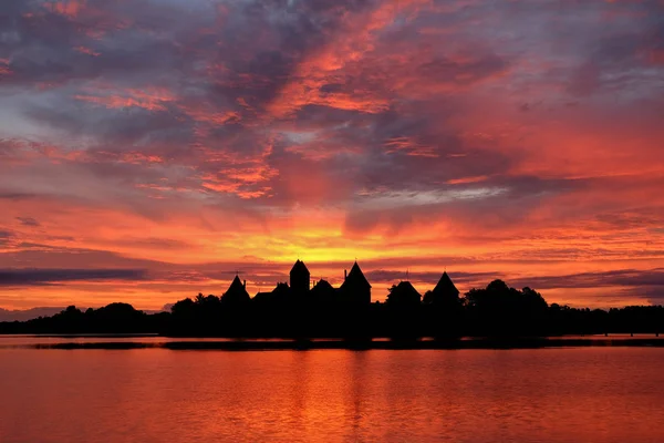 Litvanya Trakai ada kale Galve göl kenarında silüeti. Fantastik güzel yaz gündoğumu, Litvanya Trakai kale üzerinden güzel bir yansıması ve kalenin üzerinde güneş ışınları ile
