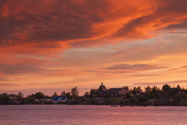 Hermoso Cielo Atardecer Nubes Después Una Tormenta Pueblo Rabocheostrovsk República — Foto de Stock