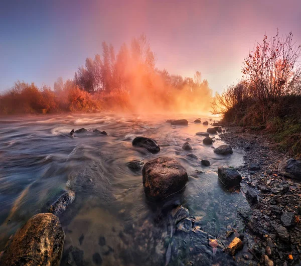 Güzel sonbahar sisli sabahı Belarus hızlı nehir yükselen güneş ışığında. Yaz puslu gündoğumu Nehri üzerinde. Sabah sisli nehirde. Yaz misty dawn. Sisli sabah.