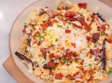 Kızarmış Becon ve yumurtalı spagetti.