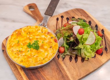 Kremalı fırında patates ve salatalı salata.