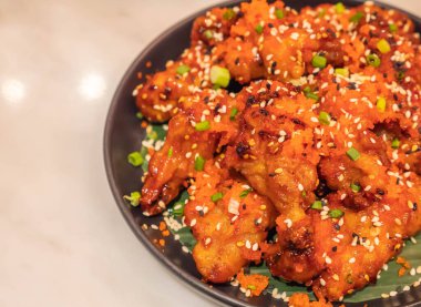 Kızarmış baharatlı tavuk.