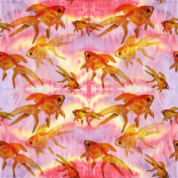 Бесшовный фон. Золотая рыбка на фоне акварели . — стоковое фото