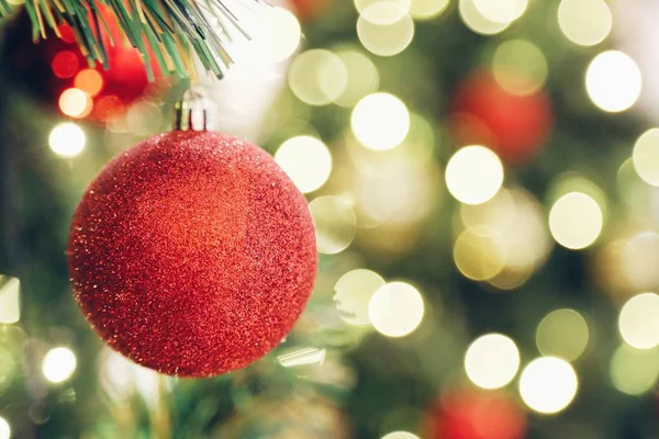 Parlak parlak kırmızı topu odaklanmak bulanıklık Noel ağacı ve kopya alanı ile arka plan ışık bokeh