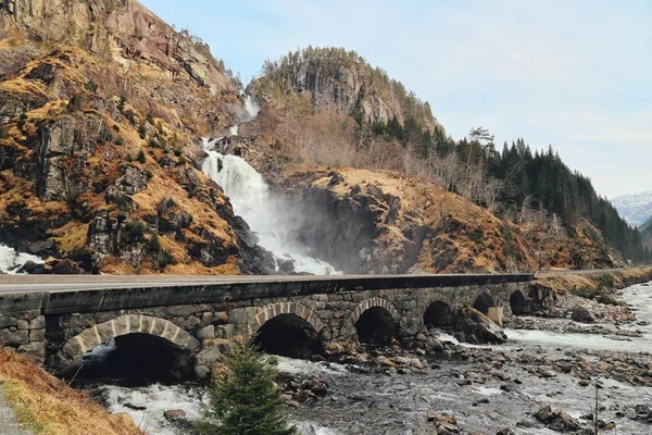 Latefossen şelale Odda Norveç ile ilkbaharda Nisan sezon taş yol köprüden. Latefoss güçlü, bir kişilik şelale var. Latefoss ünlü gezi şelale biridir.