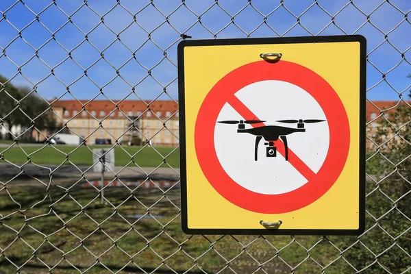 Uçakla gitmek yasak işareti çit drones. Hiçbir casus uçak bölgesi.