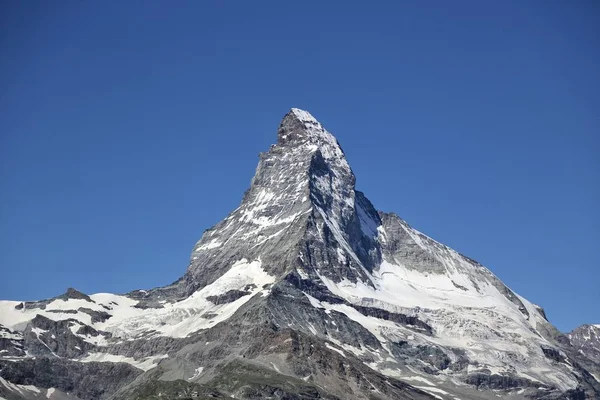 Matterhorn dağ yaz, Zermatt, İsviçre mavi gökyüzü ile