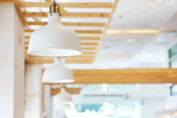 Güzel beyaz sadece modern tavan lambaları bulanık arka plan kopya alanı ile restoranda yakın çekim.