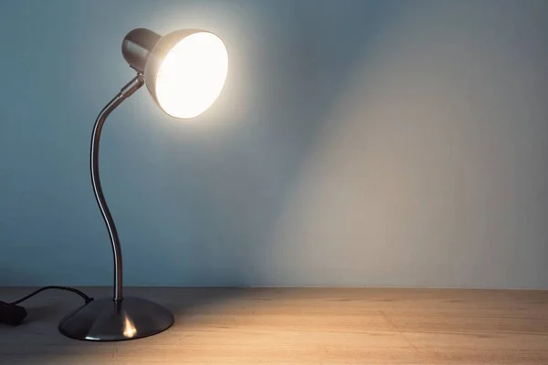 Lampe Table Avec Lumière Sur Table Bois Dans Style Vintage — Photo