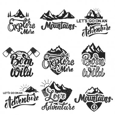 Hiking, dağ keşif Amblemler. El yazısıyla yazılan yazı logo