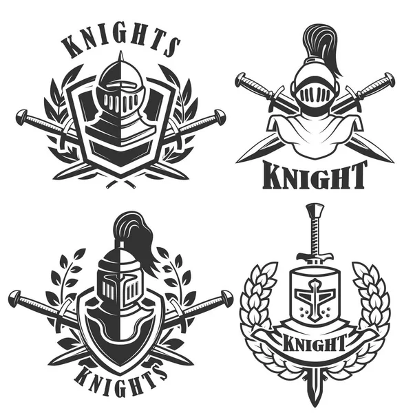 Conjunto dos emblemas com capacetes de cavaleiros e espadas. Elemento de projeto — Vetor de Stock