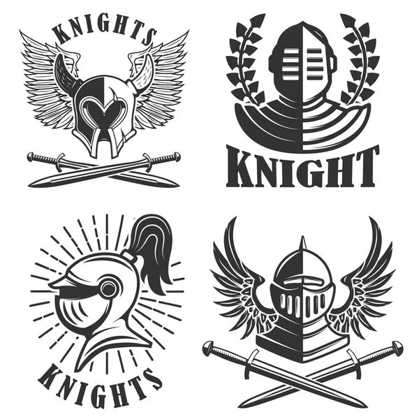 Conjunto dos emblemas com capacetes de cavaleiros e espadas. Elemento de projeto —  Vetores de Stock