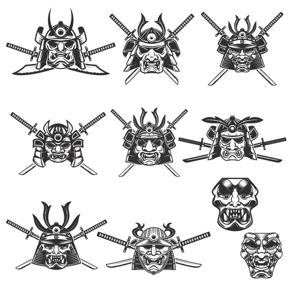 Conjunto de máscaras y cascos samurai con espadas sobre fondo blanco — Vector de stock