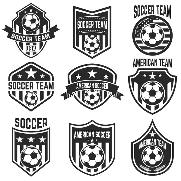 Conjunto de sellos del equipo de fútbol americano. Emblemas con pelotas de fútbol . — Vector de stock