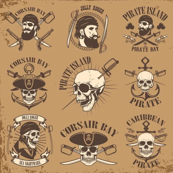 Conjunto de emblemas de piratas no fundo grunge. Caveiras de corsário, cunha — Vetor de Stock