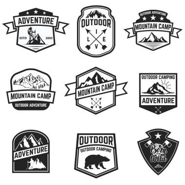 Beyaz arka plan üzerinde izole rozetleri hiking kümesi. Kamp, outdoor, macera. 