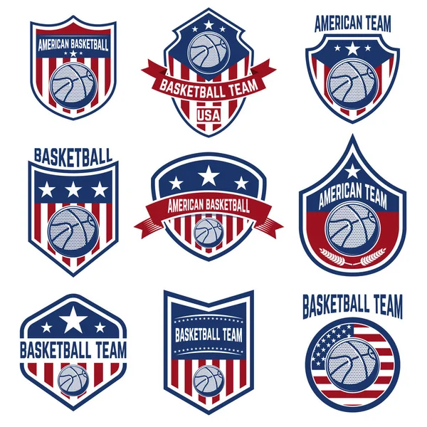Conjunto de sellos del equipo de baloncesto americano. Emblemas con pelotas de baloncesto — Vector de stock