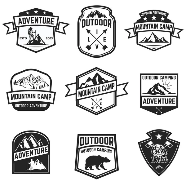 Conjunto de insignias de senderismo aisladas sobre fondo blanco. Camping, al aire libre, aventura . — Vector de stock