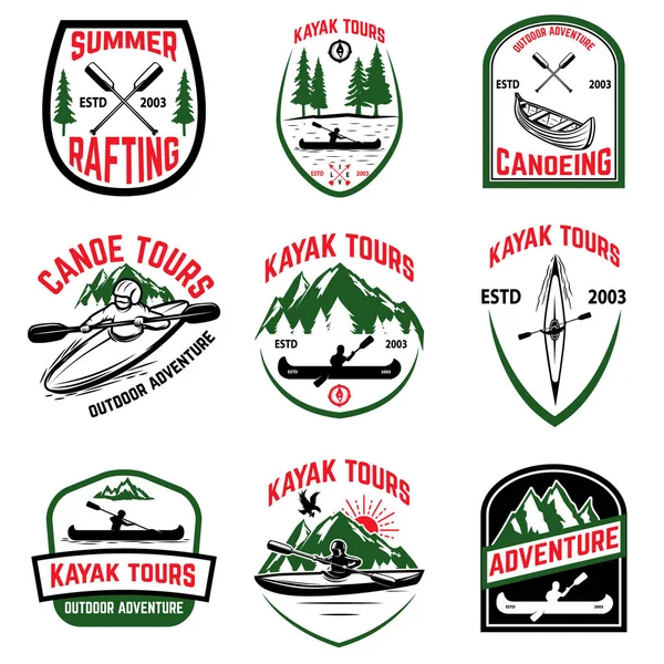 Conjunto de emblemas de tours en kayak. Kayak, piragüismo . — Archivo Imágenes Vectoriales