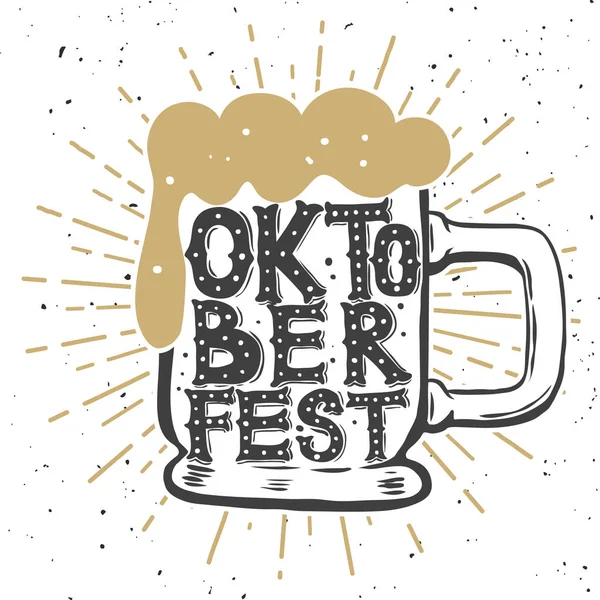 Oktoberfest. Caneca de cerveja desenhada à mão com letras . — Vetor de Stock