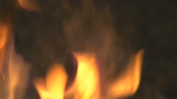 Le feu dans l'obscurité de la nuit .