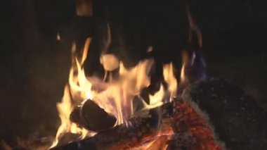 Parlak Fire Burns gecede