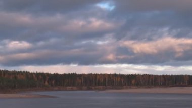 Bulutlar sonbahar orman ve nehir