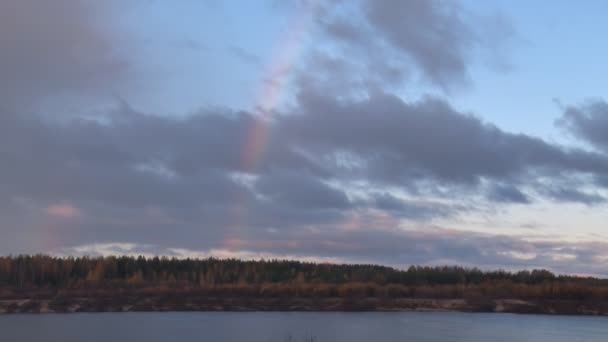 在雨后的天空中的彩虹 — 图库视频影像