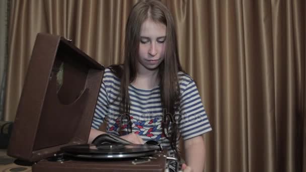 Girl Listens to Phonograph — Stok Video