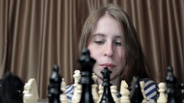 Κορίτσι παίζει σκάκι — Αρχείο Βίντεο