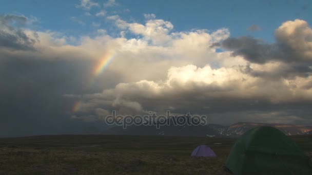 Радуга и облака над горами — стоковое видео