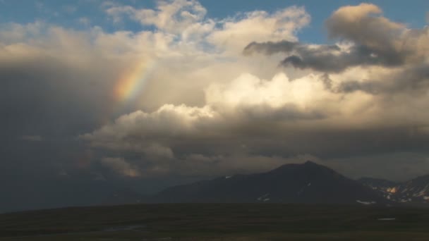 Gökkuşağının üstünde Tundra ve dağ — Stok video