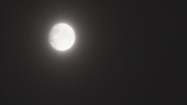 Chutes de neige sur fond de lune 