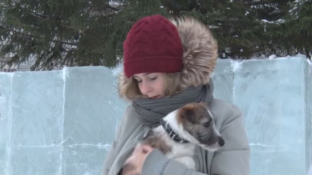Menina esconde filhote de cachorro sob seu Jacke — Vídeo de Stock