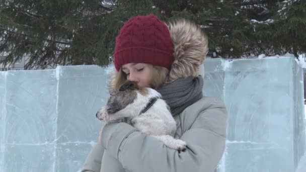 Дівчина, що ласки собаки в зимовому — стокове відео