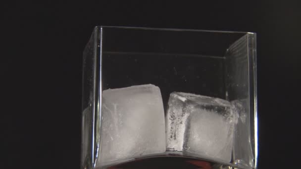 Boisson et glace dans un verre carré — Video