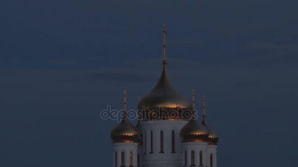 Kopule pravoslavného chrámu a oblohy ráno — Stock video