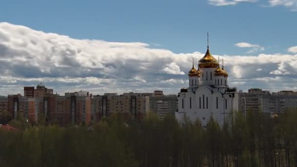 Православный храм в городе под облаками — стоковое видео