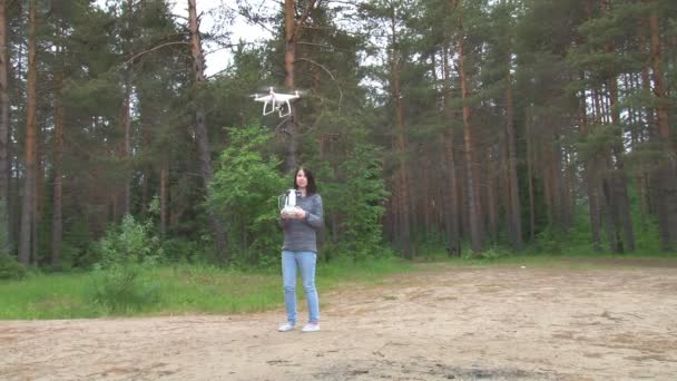 Девушка с дроном — стоковое видео